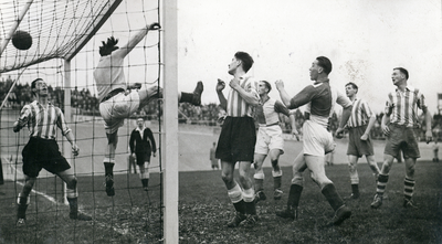 846000 Afbeelding van een spelmoment uit de voetbalwedstrijd Hercules - U.V.V. in Stadion Galgenwaard te Utrecht; ...